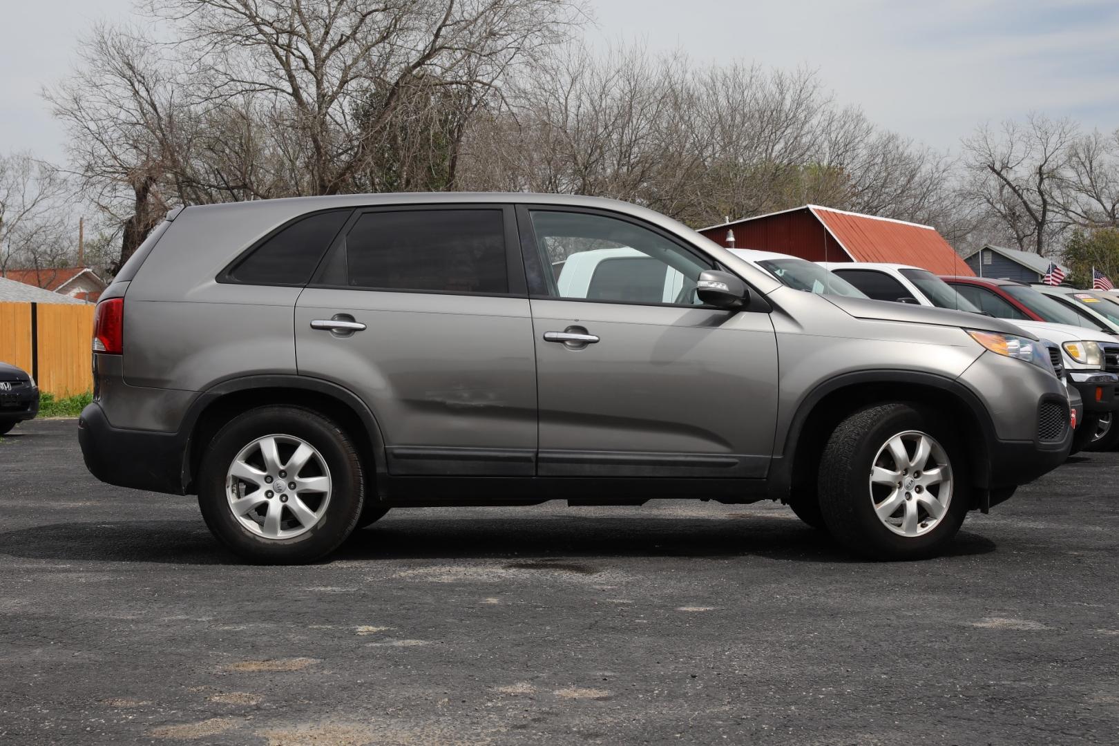 2012 GRAY KIA SORENTO LX 2WD (5XYKT3A10CG) with an 2.4L L4 DOHC 16V engine, 6-SPEED AUTOMATIC transmission, located at 420 E. Kingsbury St., Seguin, TX, 78155, (830) 401-0495, 29.581060, -97.961647 - Photo#3